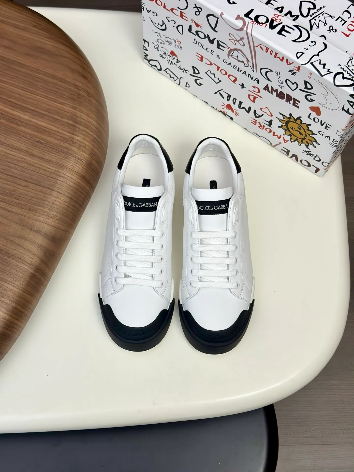 New product 💰800 DG Dolce & Gabbana men's shoes 💰ortofino calfskin sneakers ♞size; 39~44 (customized 38.45.46) Iconic men's shoes 💰ortofino series of sneakers, classic and timeless style, now presented with fashionable details. The calfskin engraved DG logo is a subtle finishing touch. Men's shoes💰ortofino calfskin sneakers: